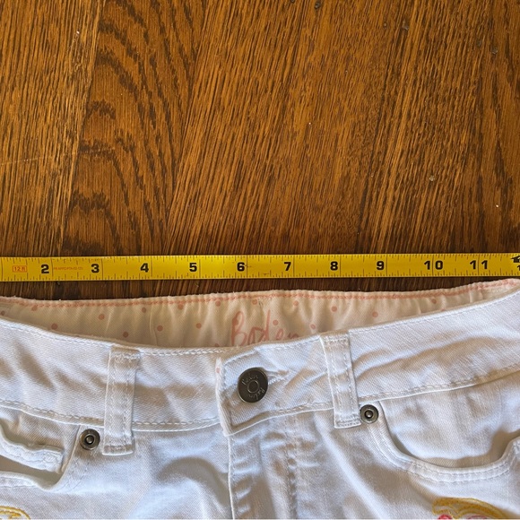 NWOT! MINI BODEN embroidered shorts . Perfect for summer! - Picture 5 of 6